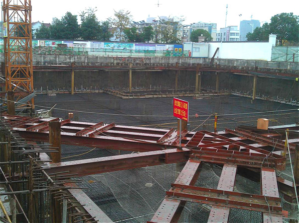 湖州中南大厦基坑支护鱼腹梁钢支撑