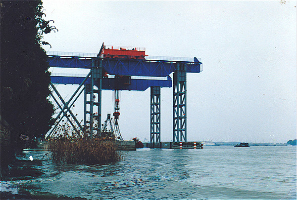 上海深水码头的水中桩基施工